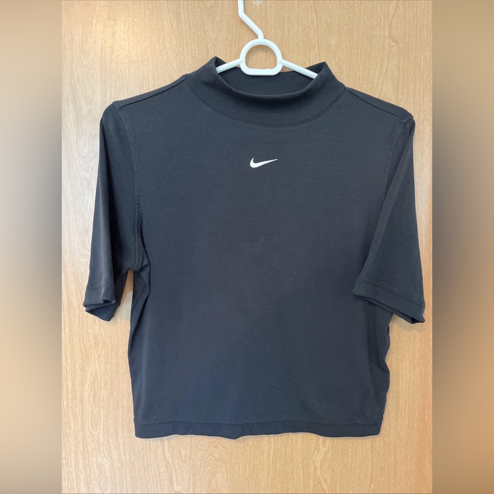 Women’s Nike Cropped Workout Athletic Shirt Medium Black Mock Neck